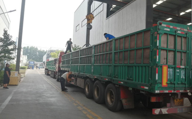 在布洛爾廠區(qū)等待裝貨龍門(mén)切割機(jī)的車(chē)輛